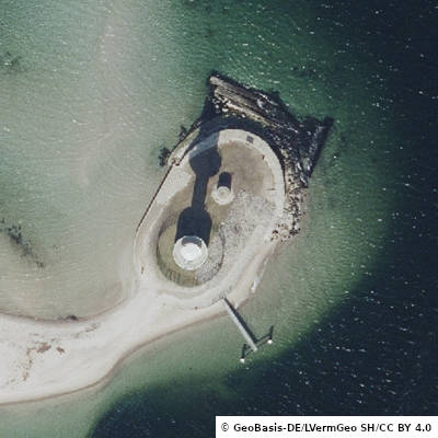 Luftbild auf dem viel Wasser und eine runde Struktur zu erkennen ist